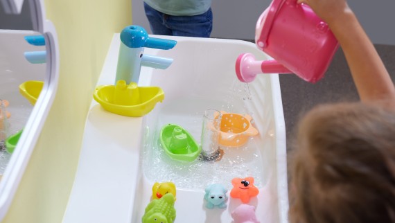 Element za igru i pranje Geberit Bambini s pregradnim umivaonikom