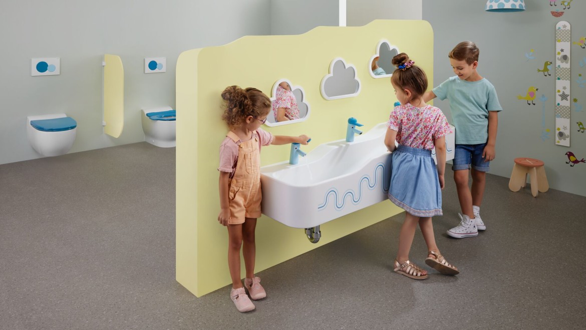Djeca se igraju u sanitarnoj prostoriji u kojoj se nalazi Geberit Bambini