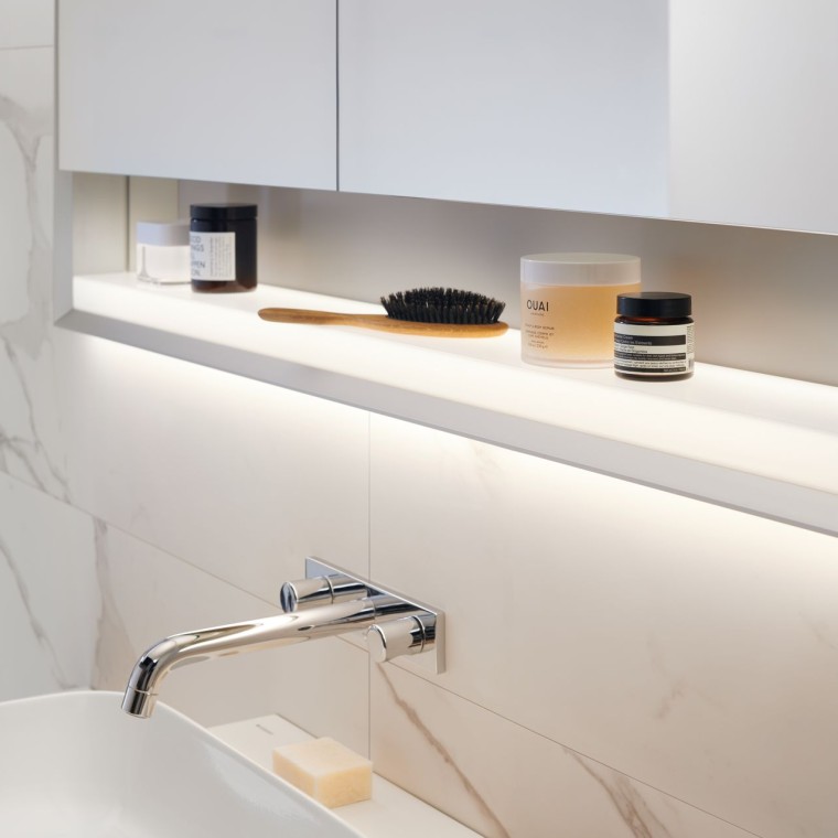 Osvijetljena niša u Geberit ONE elementu s ogledalom Osvijetljena niša u Geberit ONE elementu s ogledalom