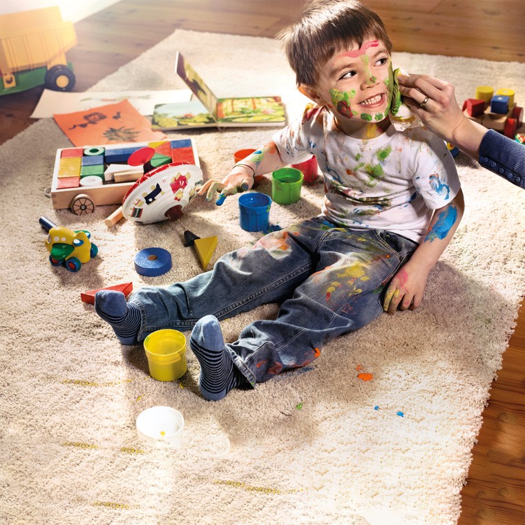 Dijete prekriveno bojom Dijete prekriveno bojom