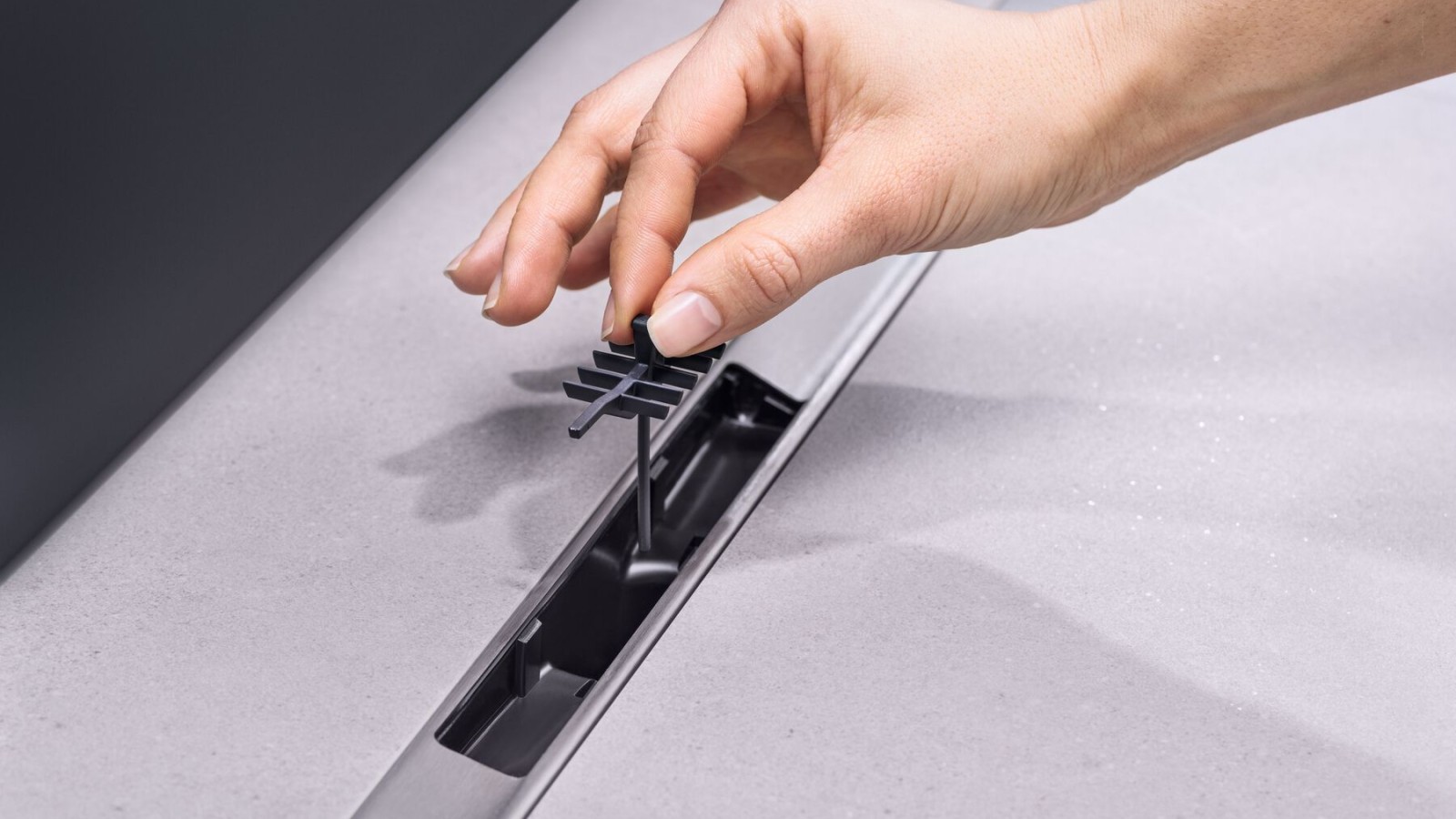 Umetak u obliku češlja kod Geberit CleanLine50 tuš kanalice Umetak u obliku češlja kod Geberit CleanLine50 tuš kanalice