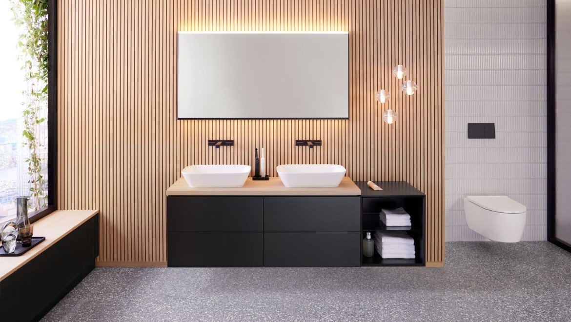 Geberit ONE kupaonska linija u kombinaciji s Geberit Option Plus Square ogledalom 135 cm u crnoj mat boji (© Geberit)