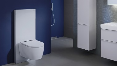 Kupaonica s bijelim sanitarnim modulom Geberit Monolith