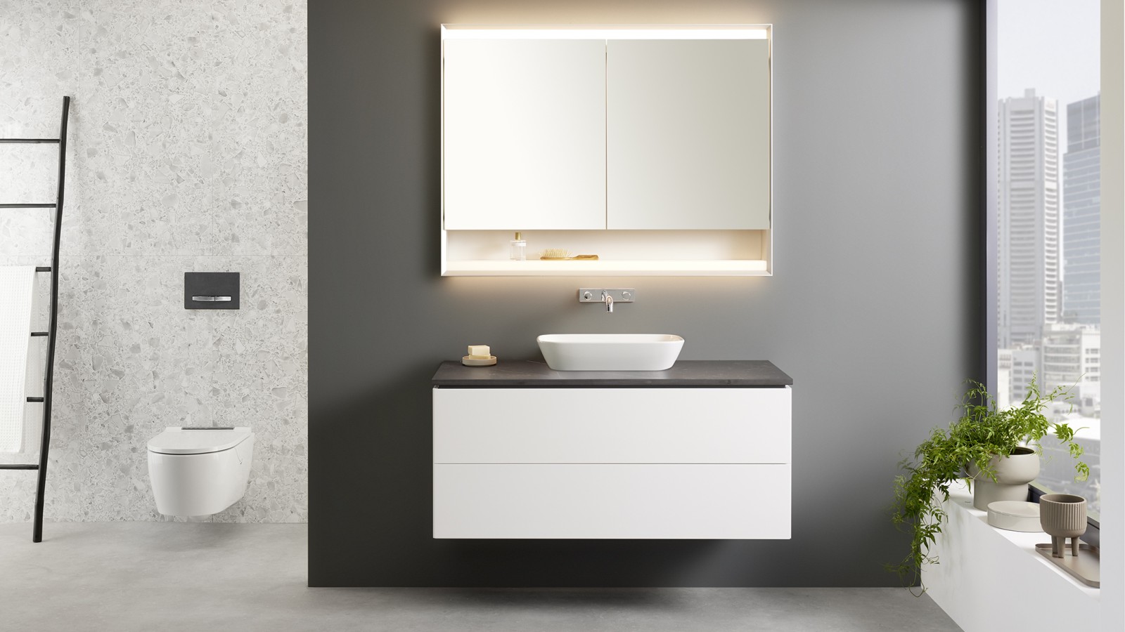 Pogled u kupaonicu s Geberit ONE umivaonikom i WC školjkom Pogled u kupaonicu s Geberit ONE umivaonikom i WC školjkom