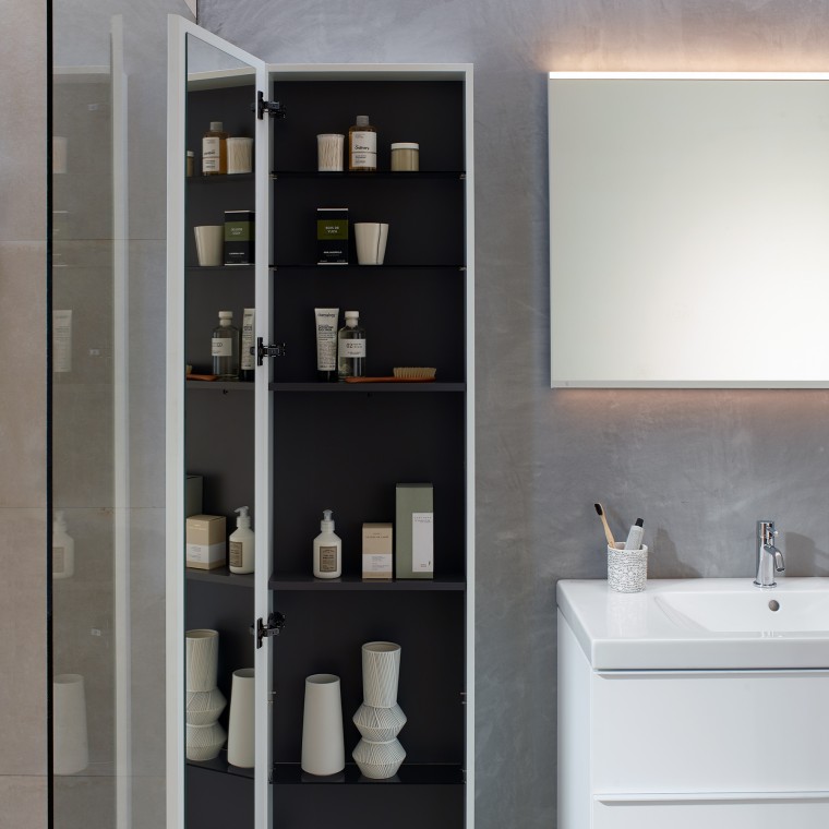 Geberit iCon visoki bočni element s unutarnjim ogledalom i puno prostora za pohranu (© Geberit) Geberit iCon visoki bočni element s unutarnjim ogledalom i puno prostora za pohranu (© Geberit)