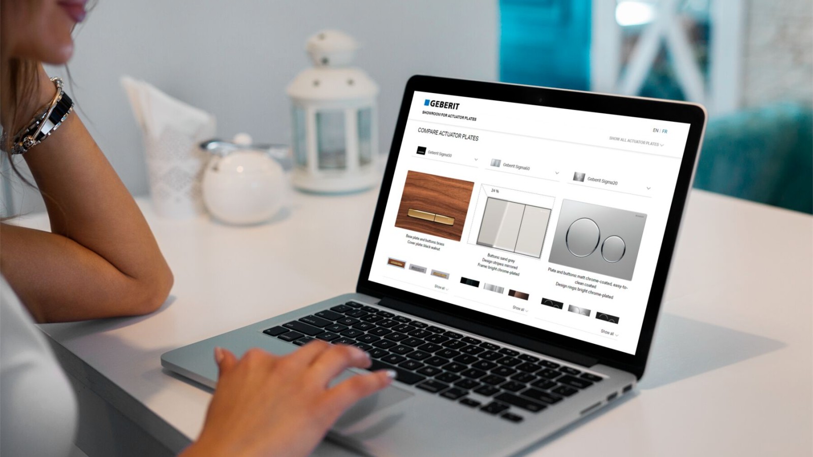 Žena pokreće izložbeni salon Geberit tipke za aktiviranje na svom prijenosnom računalu