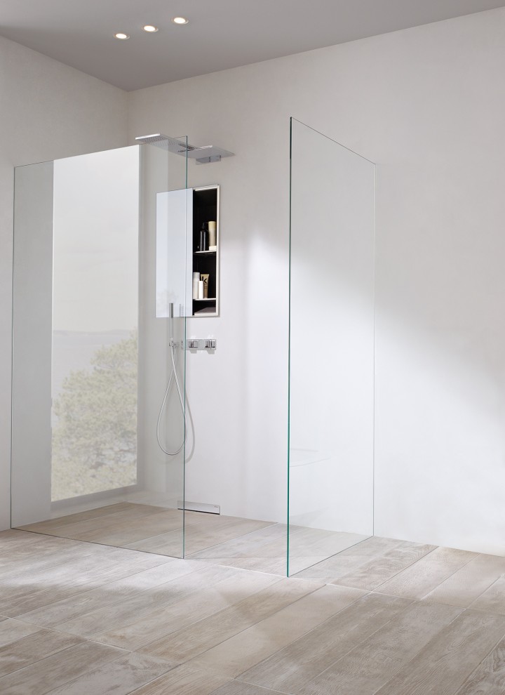 Tuš prostor u razini poda s nišom za pohranu Tuš prostor u razini poda s nišom za pohranu