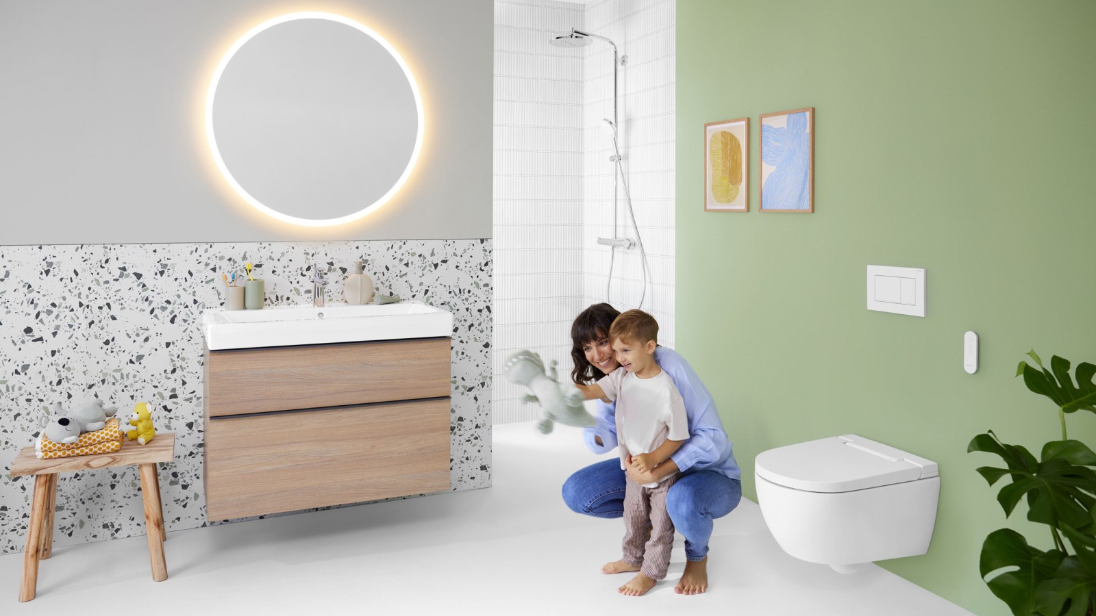 Žena i dijete u kupaonici u kojoj se nalazi Geberit AquaClean Alba Žena i dijete u kupaonici u kojoj se nalazi Geberit AquaClean Alba