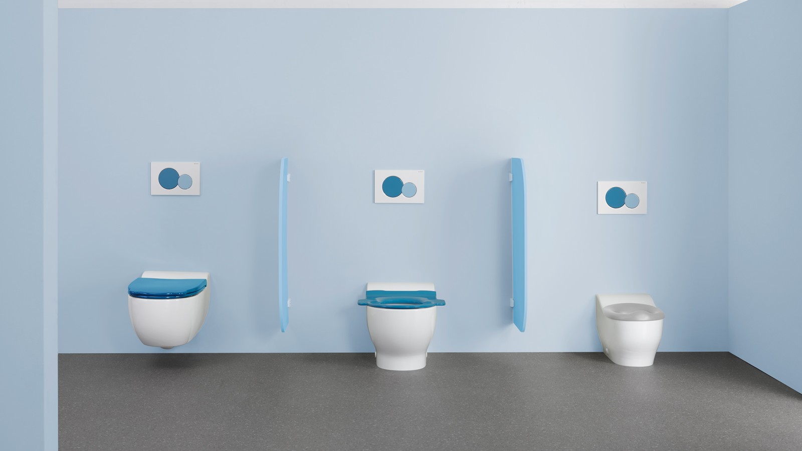 WC školjke iz linije kupaonske opreme Geberit Bambini sa šarenim poklopcem WC-a i tipkom za aktiviranje ispiranja WC školjke iz linije kupaonske opreme Geberit Bambini sa šarenim poklopcem WC-a i tipkom za aktiviranje ispiranja