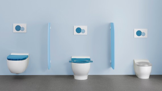 WC školjke iz linije kupaonske opreme Geberit Bambini sa šarenim poklopcem WC-a i tipkom za aktiviranje ispiranja WC školjke iz linije kupaonske opreme Geberit Bambini sa šarenim poklopcem WC-a i tipkom za aktiviranje ispiranja
