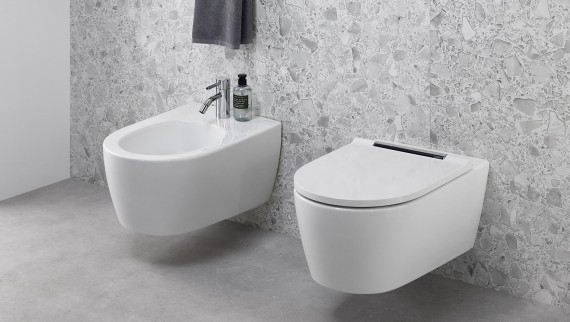 Kombinacija Geberit ONE bidea i AquaClean Sela tuš WC uređaja Kombinacija Geberit ONE bidea i AquaClean Sela tuš WC uređaja