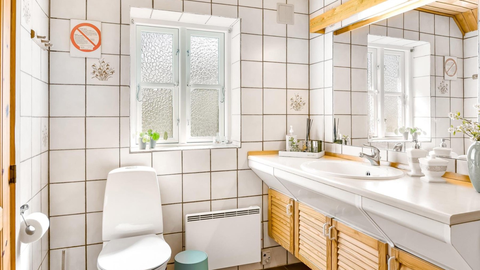 Originalna kupaonica s podnom WC školjkom, bijelim pločicama i drvenim kupaonskim namještajem (© @triner2 and @strandparken3) Originalna kupaonica s podnom WC školjkom, bijelim pločicama i drvenim kupaonskim namještajem (© @triner2 and @strandparken3)
