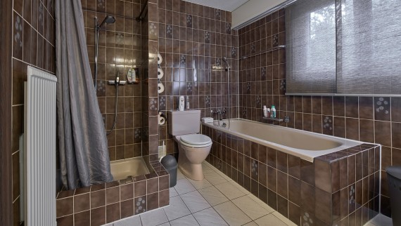 Kupaonica s uskom tuš kadom, kadom i podnom WC školjkom Kupaonica s uskom tuš kadom, kadom i podnom WC školjkom