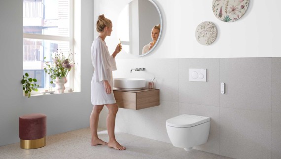 Geberit ONE kupaonica s bijelom keramikom i kupaonskim namještajem (© Geberit)
