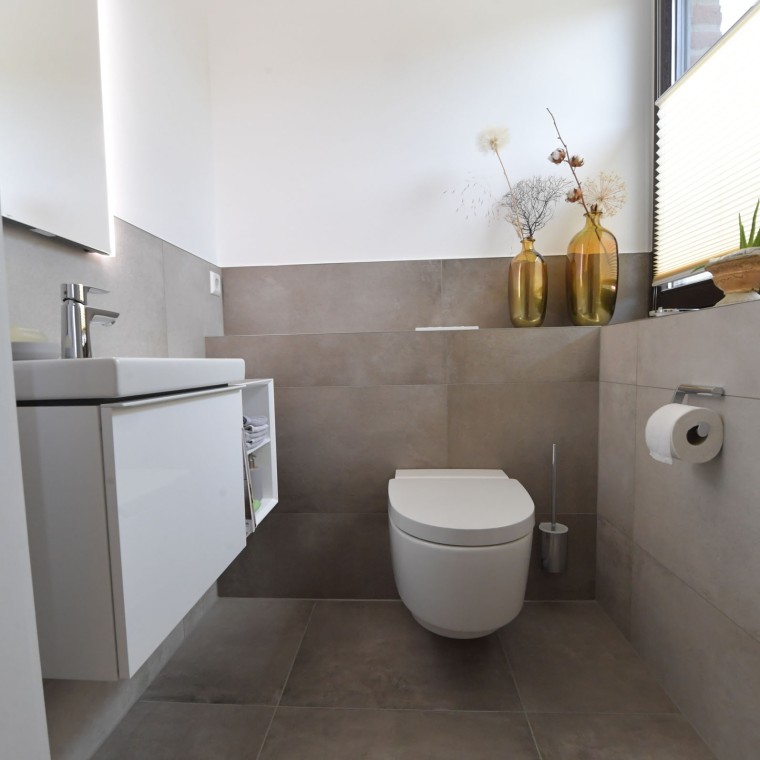 Pogled na Geberit AquaClean Mera Classic tuš WC uređaj i iCon umivaonik Pogled na Geberit AquaClean Mera Classic tuš WC uređaj i iCon umivaonik