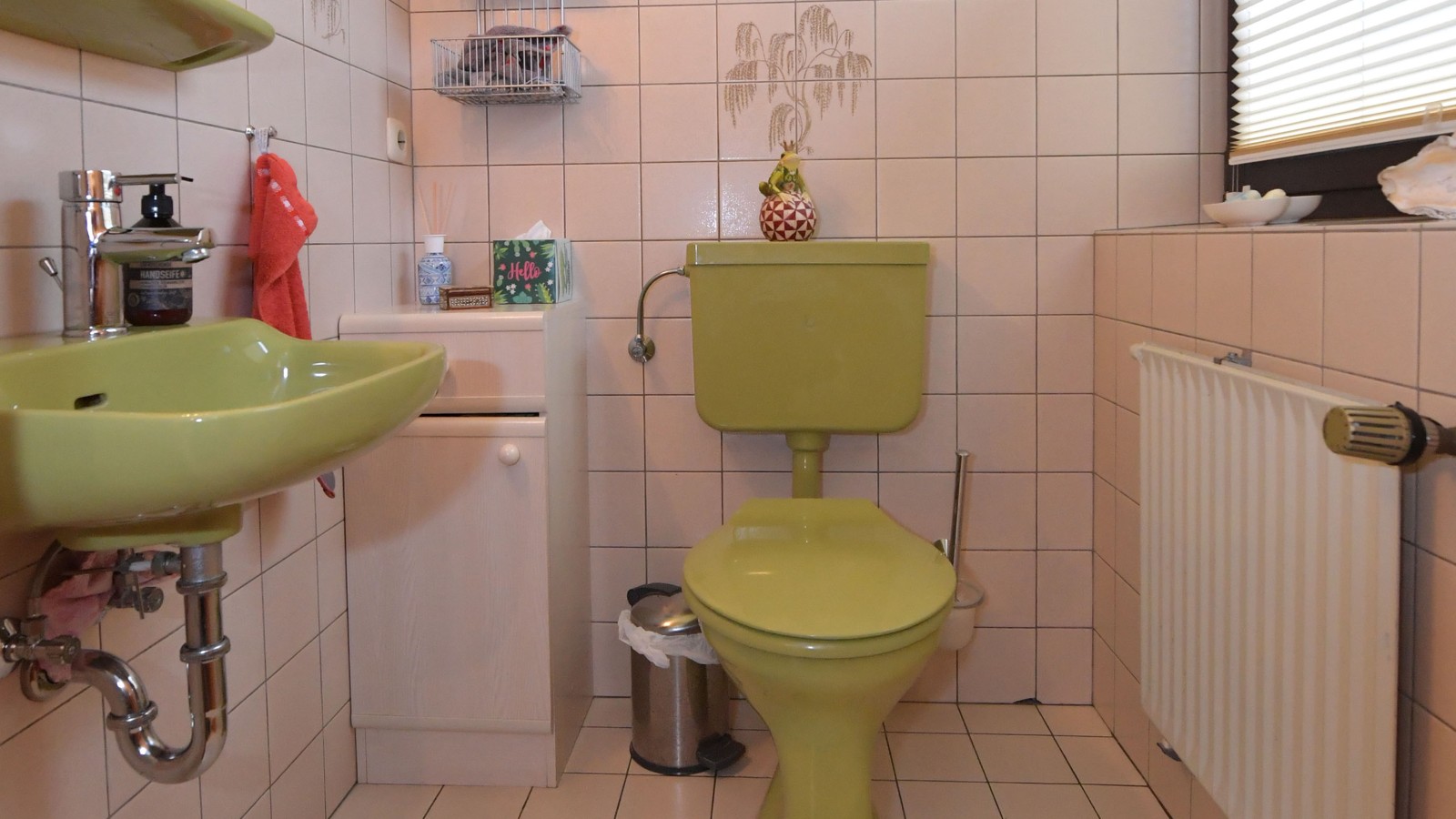 Zelena kupaonica za goste iz 80-ih, prije renovacije Zelena kupaonica za goste iz 80-ih, prije renovacije