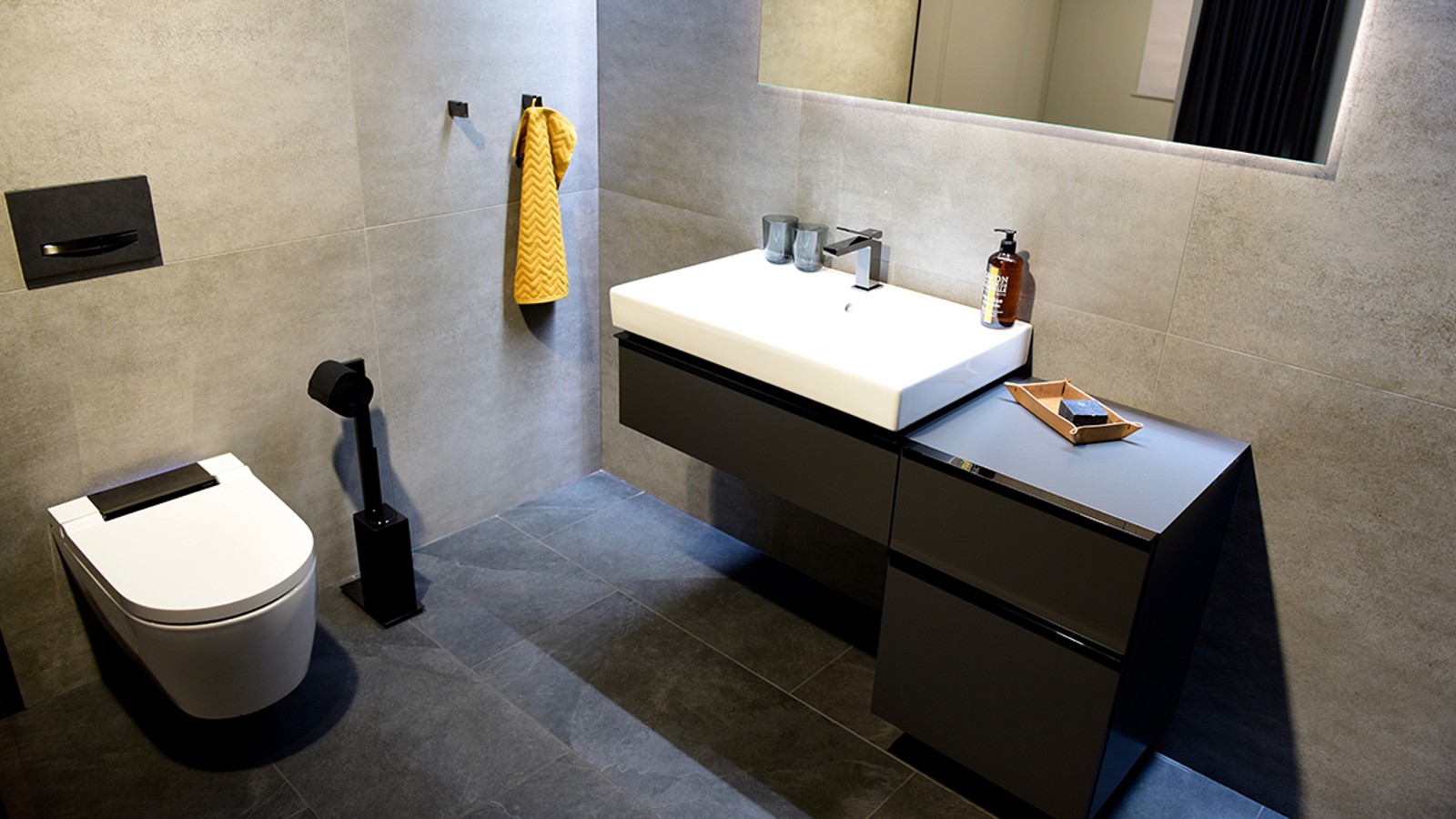 Minimalistički izgled s crnim kromom Minimalistički izgled s crnim kromom