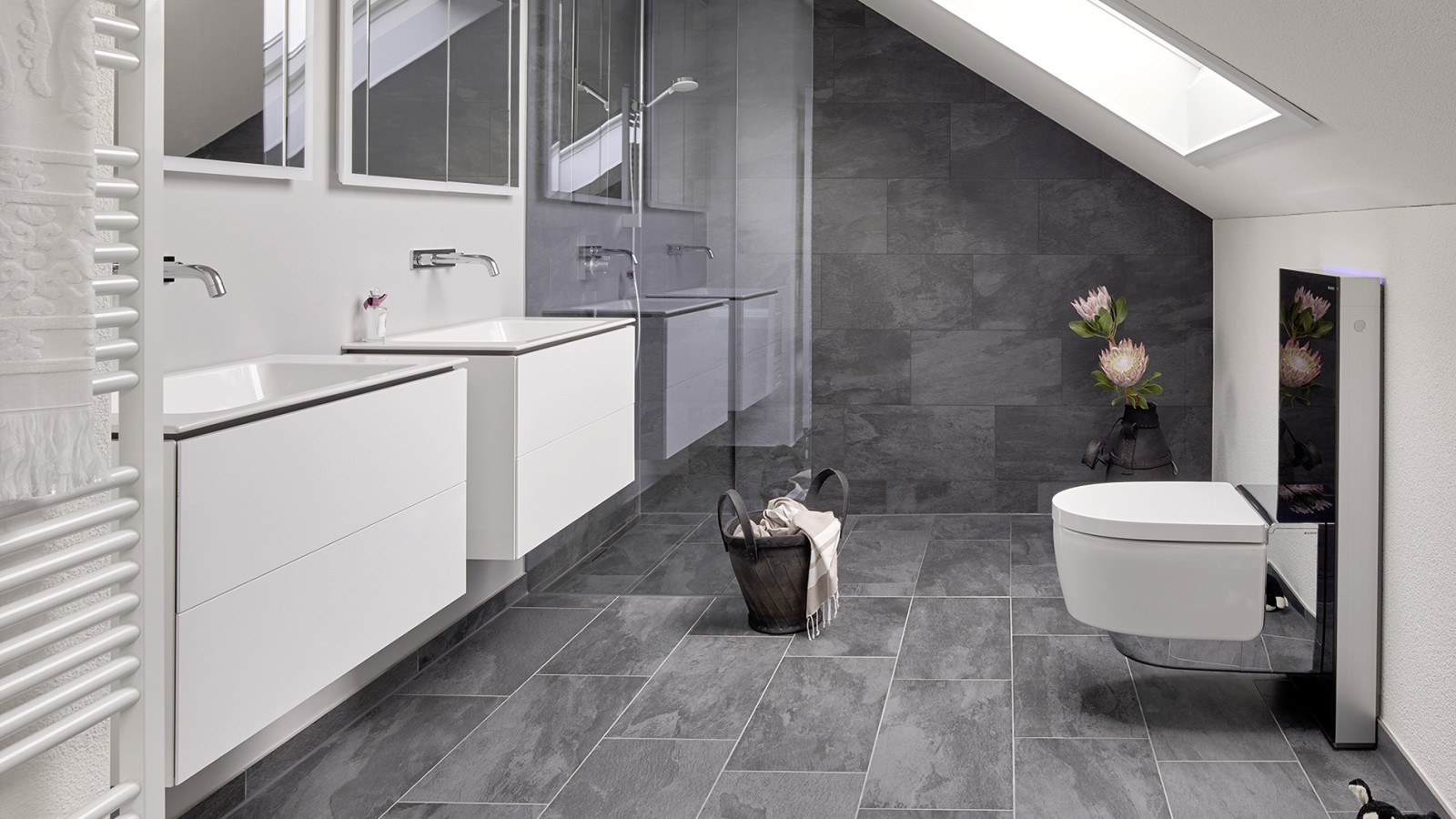 Kupaonica s kosim krovom i proizvodi iz linija kupaonske opreme Geberit ONE i Geberit AquaClean s Monolithom Kupaonica s kosim krovom i proizvodi iz linija kupaonske opreme Geberit ONE i Geberit AquaClean s Monolithom