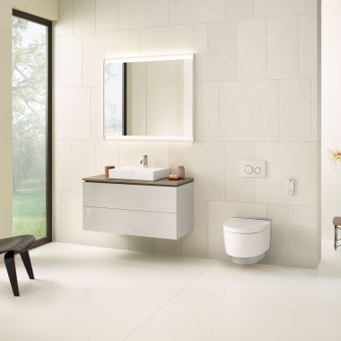 Bež kupaonica s elementom s ogledalom, bazom za umivaonik, tipkom za aktiviranje i kupaonskom keramikom iz Geberita