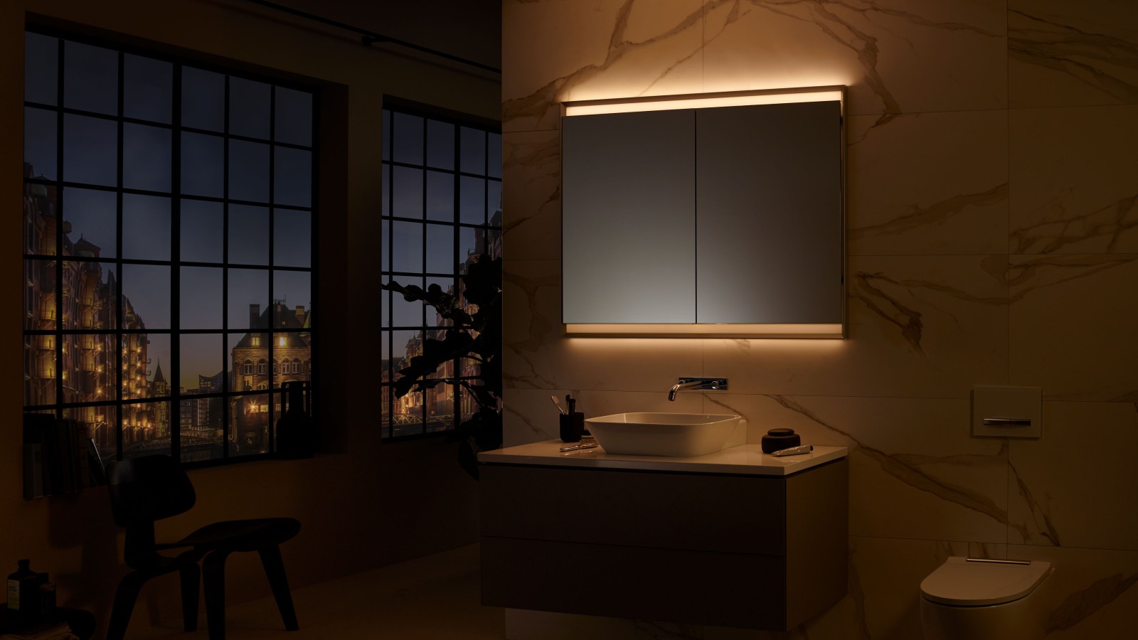 Geberit ONE element s ogledalom, s funkcijom ComfortLight (© Geberit)