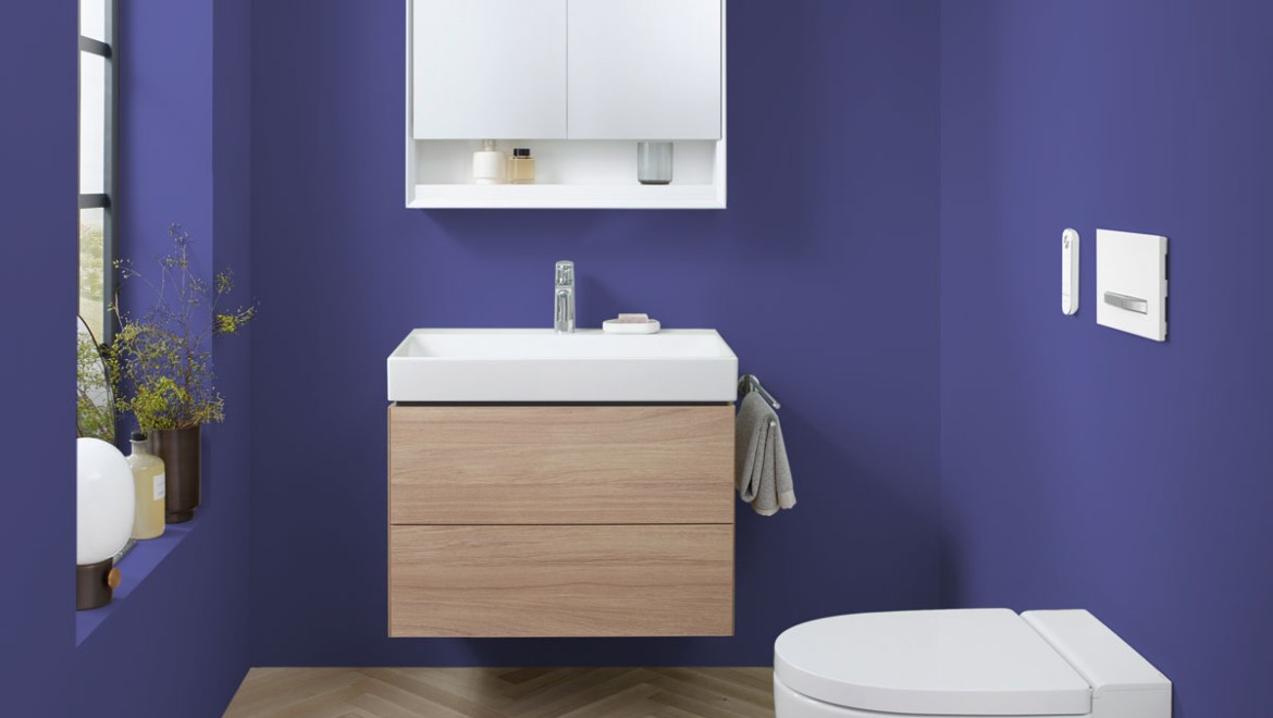 Kupaonica s kupaonskom keramikom i kupaonskim namještajem iz Geberita u kupaonici obojenoj u "Very Peri" - Pantone boju godine 2022.