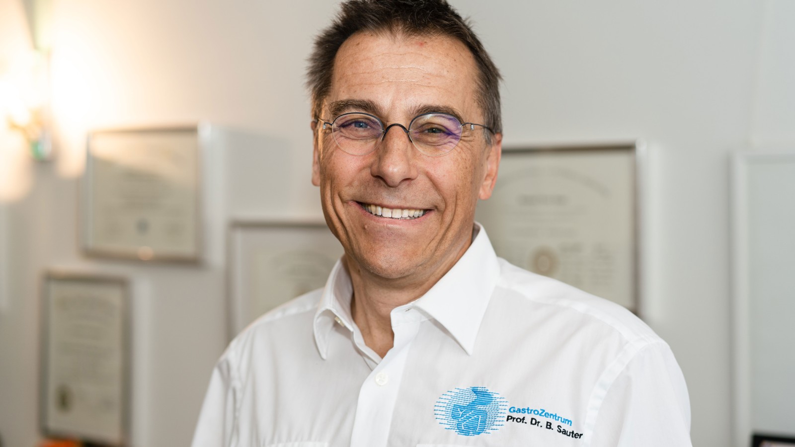 Portret prof. dr. Bernharda Sautera, specijalista interne medicine i gastroenterologije (© Julia Dunlop) Portret prof. dr. Bernharda Sautera, specijalista interne medicine i gastroenterologije (© Julia Dunlop)