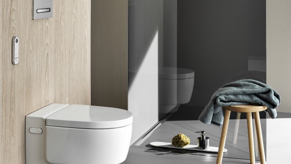 Geberit AquaClean Mera Comfort tuš WC uređaj s daljinskim upravljačem i Sigma50 tipkom za aktiviranje (© Geberit) Geberit AquaClean Mera Comfort tuš WC uređaj s daljinskim upravljačem i Sigma50 tipkom za aktiviranje (© Geberit)