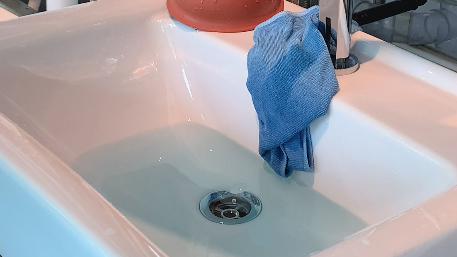 Voda istječe iz umivaonika