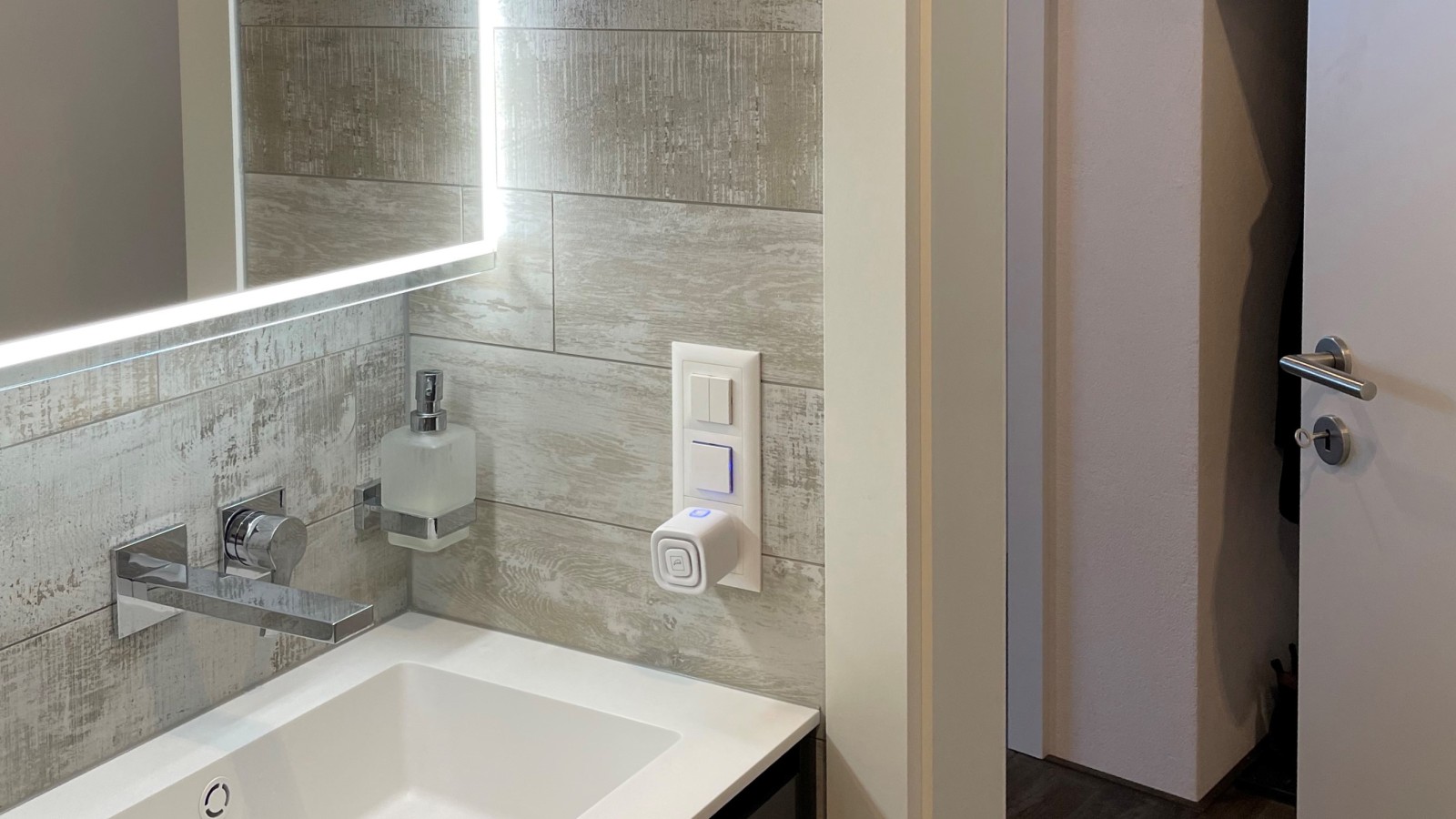 Vrata kaja se otvaraju prema van omogućuju više prostora u kupaonici