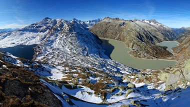 Pogled na zimski krajolik u regiji Grimsel s vrha (© Kraftwerke Oberhasli AG)