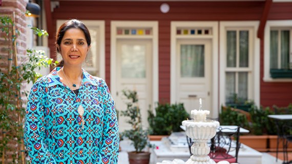 Stručnjakinja za restauraciju i vlasnica hotela: Deniz Alkan u dvorištu posebno preuređenog hotela Turkish House u Istanbulu (© Haydar Erçin) Stručnjakinja za restauraciju i vlasnica hotela: Deniz Alkan u dvorištu posebno preuređenog hotela Turkish House u Istanbulu (© Haydar Erçin)
