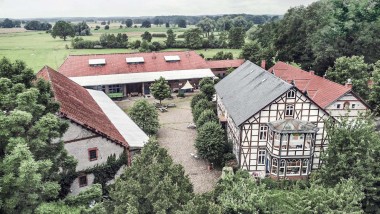 Za "Stvar mogućnosti" graditelji su pronašli dom u sjevernoj Njemačkoj. Prostrano zemljište uključuje nekoliko zgrada, među ostalima drvenu kuću (© Geberit)
