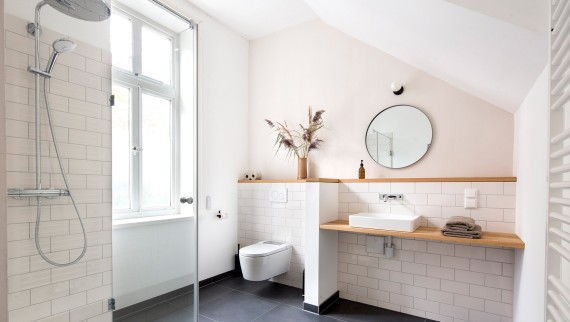 Geberit ONE umivaonik i ONE zidna slavina montirani su u kupaonicama za goste. Geberit AquaClean Sela tuš WC uređaj nudi dodatni komfor (© Geberit)