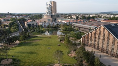 Kulturni centar LUMA u Arlesu: u prvom planu park i velika dvorana za događanja, na vrhu 56 metara visok toranj Franka Gehryja (© Rémi Bénali, Arles) Kulturni centar LUMA u Arlesu: u prvom planu park i velika dvorana za događanja, na vrhu 56 metara visok toranj Franka Gehryja (© Rémi Bénali, Arles)