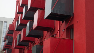Upečatljiva crvena fasada s kubičnim balkonima novi je detalj na Goldsteinstrasse u Frankfurtu na Majni (DE) (© Geberit)