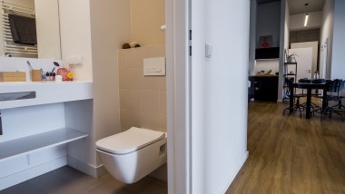 Dizajn koji povećava prostor: mini kupaonica u stambenoj jedinici u studentskoj rezidenciji LivinnX (© Jaroslaw Kakal/Geberit)