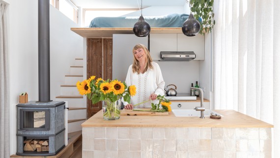Marjolein Jonker iz Nizozemske u svojoj minijaturnoj kući (© Chiela van Meerwijk) Marjolein Jonker iz Nizozemske u svojoj minijaturnoj kući (© Chiela van Meerwijk)