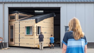 Veliki potez za malu kuću: U svibnju 2022. "Sprout" se preselio iz radionice u zelenu četvrt Olst-Wijhe (NL) (© Chiela van Meerwijk)