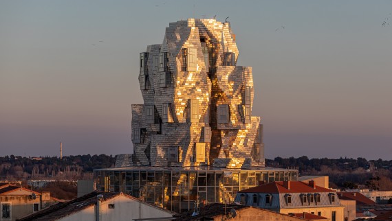 Posebno obložene aluminijske ploče fasade tornja reflektiraju svjetlost večernjeg sunca, stvarajući gotovo nadnaravnu atmosferu (© Adrian Deweerdt, Arles) Posebno obložene aluminijske ploče fasade tornja reflektiraju svjetlost večernjeg sunca, stvarajući gotovo nadnaravnu atmosferu (© Adrian Deweerdt, Arles)