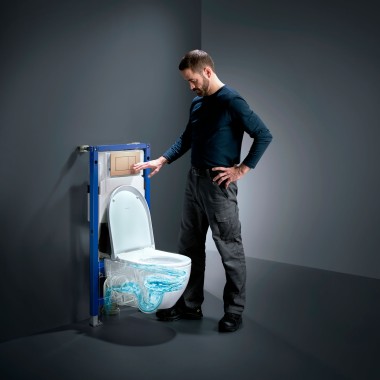Muškarac aktivira tehnologiju TurboFlush WC školjke Geberit Acanto Muškarac aktivira tehnologiju TurboFlush WC školjke Geberit Acanto