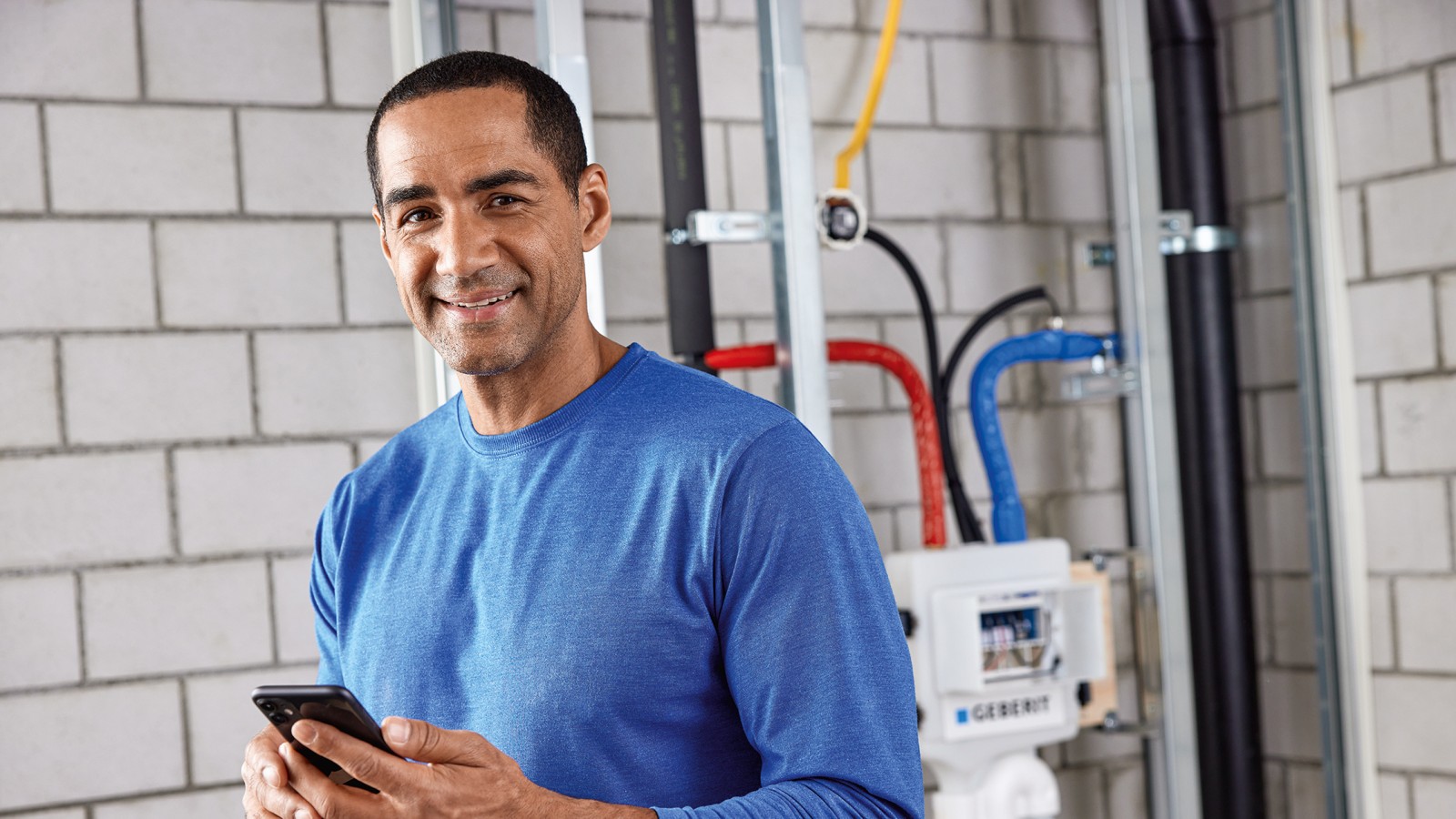 Postavljanje uređaja za ispiranje pomogu aplikacije Geberit Control (© Geberit)