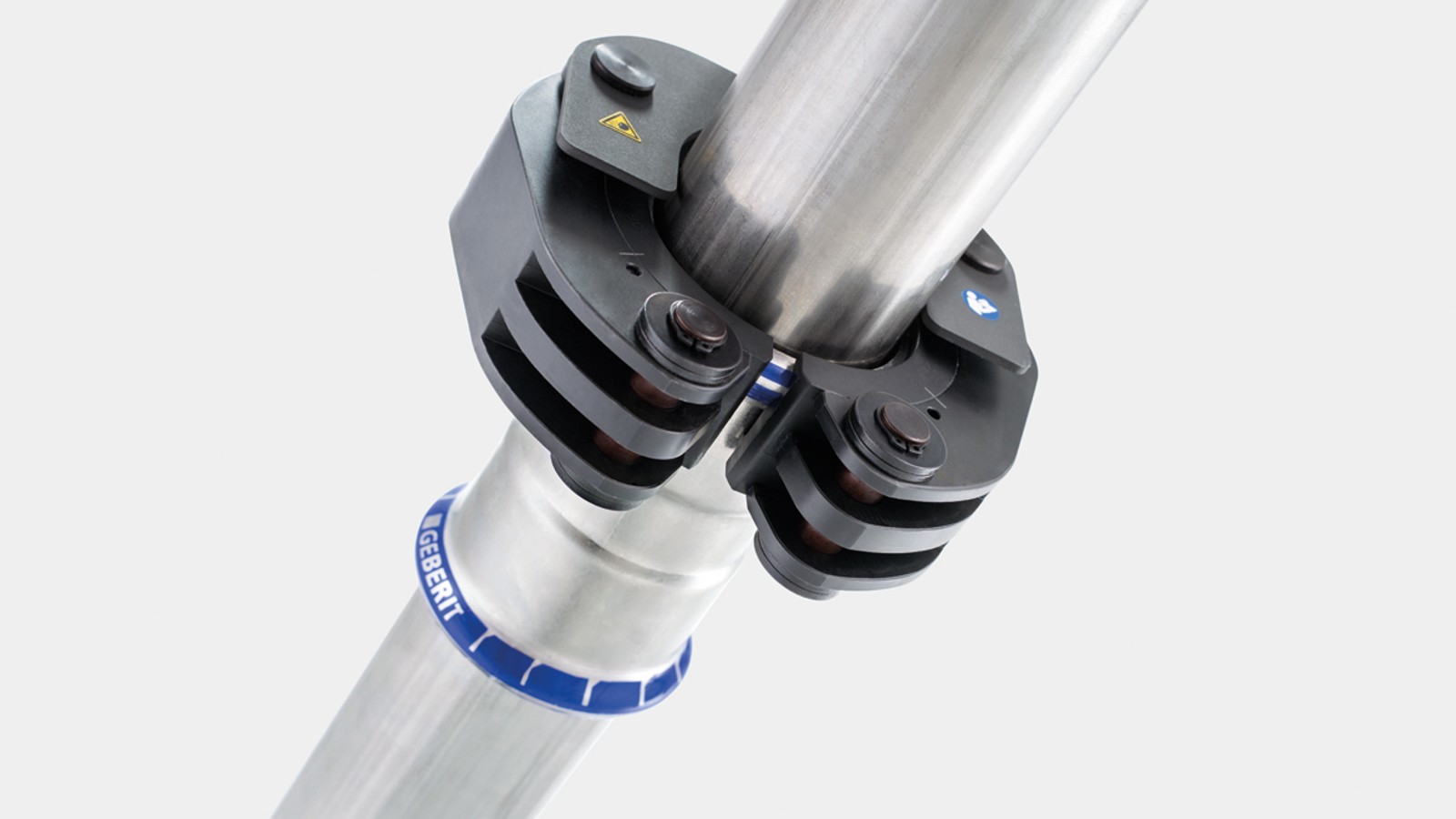 Skočni mehanizam fiksira obujmicu za stiskanje Geberit na fazonskom komadu Geberit Mapress