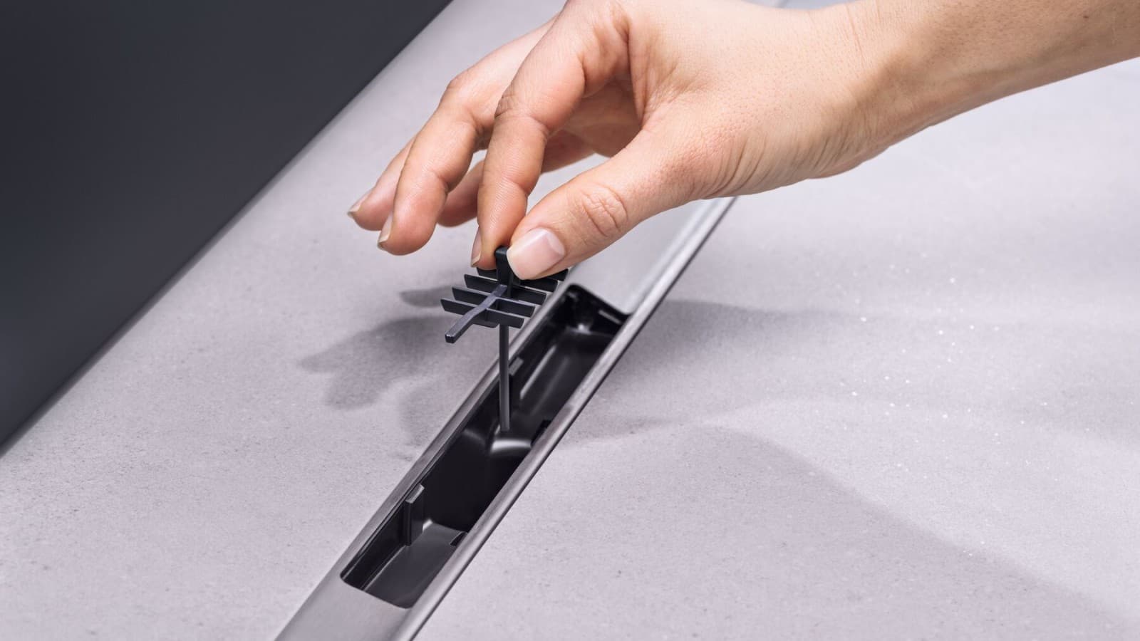 Umetak u obliku češlja kod Geberit CleanLine50 tuš kanalice Umetak u obliku češlja kod Geberit CleanLine50 tuš kanalice