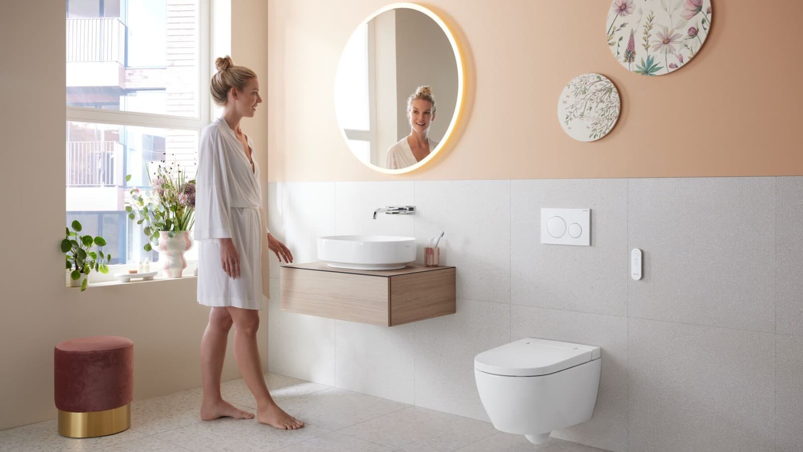 Moderna kupaonica s Geberit AquaClean Alba tu WC uređajem Moderna kupaonica s Geberit AquaClean Alba tu WC uređajem