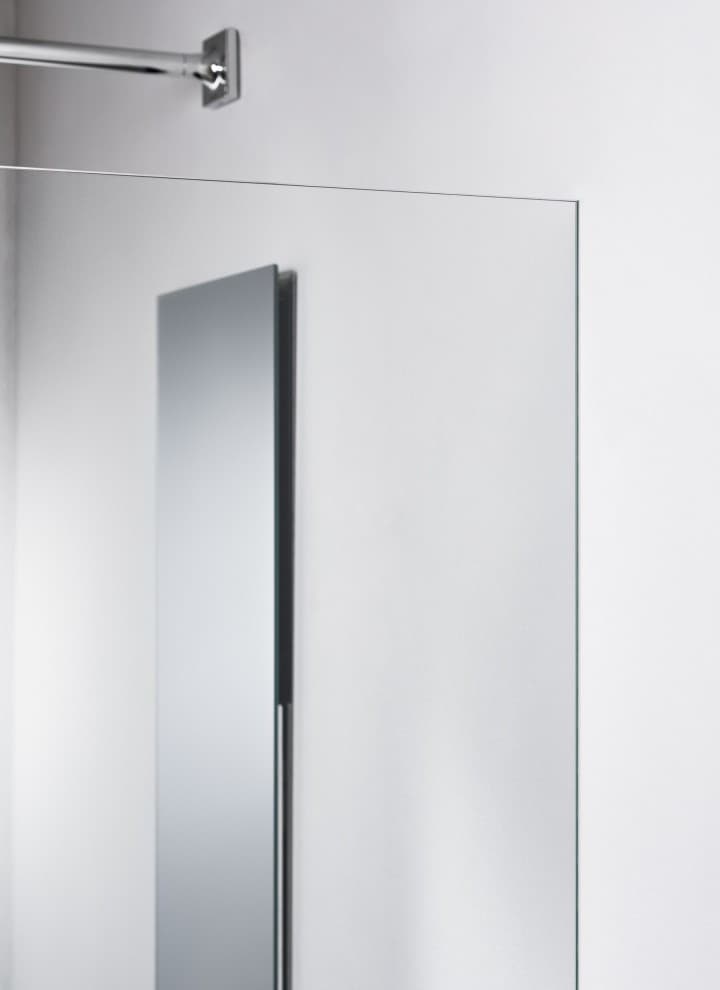 Kutija za odlaganje u niši za tuševe savršeno se uklapa u dizajn zida. Kutija za odlaganje u niši za tuševe savršeno se uklapa u dizajn zida.