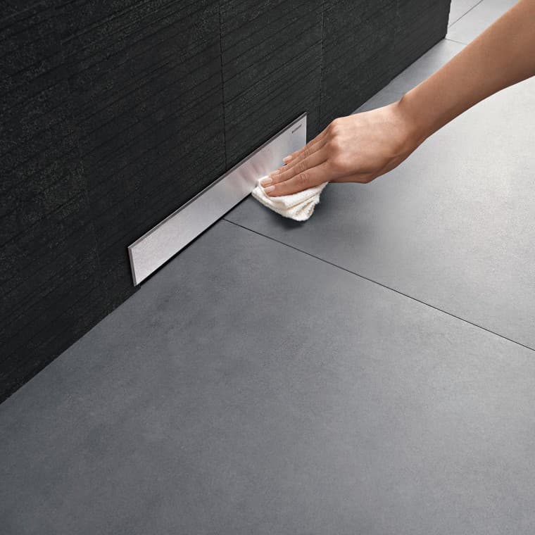 Ruka čisti poklopac Geberit zidnog odvoda Ruka čisti poklopac Geberit zidnog odvoda