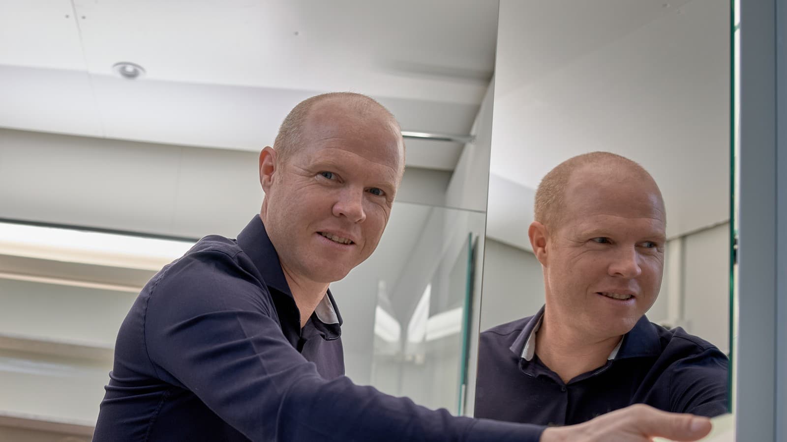 Stručnjak za rasvjetu Andreas Janser u laboratoriju za svjetlo u sjedištu Geberita u Rapperswil-Jona, Švicarska (© Geberit) Stručnjak za rasvjetu Andreas Janser u laboratoriju za svjetlo u sjedištu Geberita u Rapperswil-Jona, Švicarska (© Geberit)