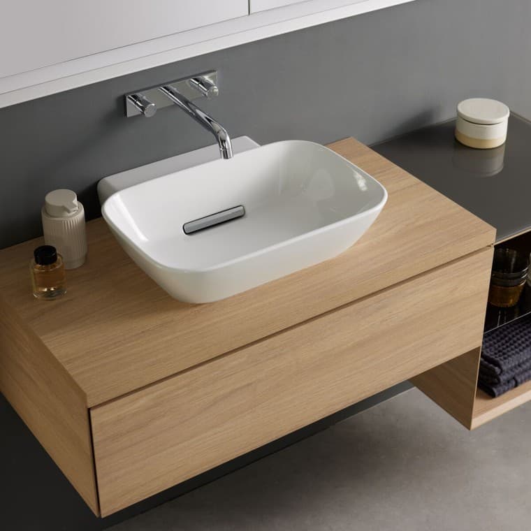 Lay-on washbasin from the Geberit ONE bathroom series with Geberit CleanDrain water outlet including integrated comb insert Lay-on washbasin from the Geberit ONE bathroom series with Geberit CleanDrain water outlet including integrated comb insert