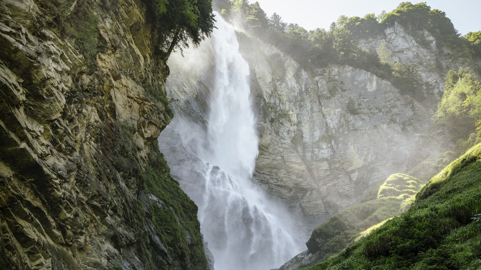 Impozantan vodopad u zelenom krajoliku (© Geberit) Impozantan vodopad u zelenom krajoliku (© Geberit)