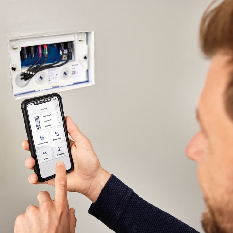 Programiranje uređaja za higijensko ispiranje Geberit HS30 u ugradbeni vodokotlić putem aplikacije Geberit Control (© Geberit) Programiranje uređaja za higijensko ispiranje Geberit HS30 u ugradbeni vodokotlić putem aplikacije Geberit Control (© Geberit)